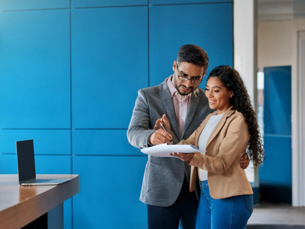 couple-signing--bank-loan2